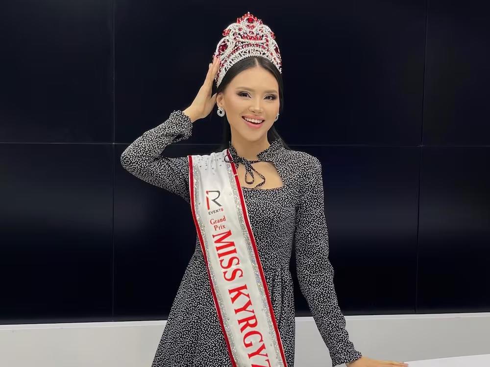 Maya Turdalieva, una joven de 25 años originaria de Bishkek, la capital de Kirguistán, fue coronada el año pasado. Sin embargo, no pudo asistir al certamen de Miss Universo por una razón no revelada. En cambio, participará en la edición de este año.