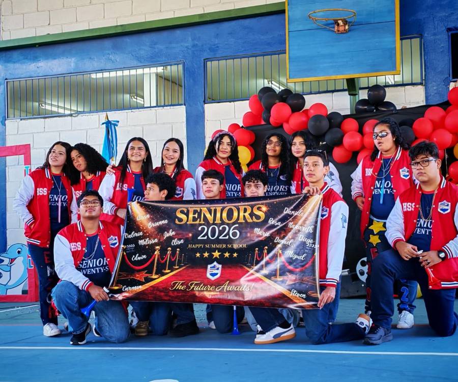 Los Seniors 2026 de Happy Summer School celebraron su tradicional entrance, dando la bienvenida a su último año escolar. Con entusiasmo y mucha energía, los estudiantes recorrieron las calles de Tegucigalpa a bordo de autos decorados, protagonizando un desfile lleno de estilo y emoción. La celebración culminó en la escuela, donde fueron recibidos entre aplausos por compañeros, docentes y padres de familia, en un ambiente cargado de orgullo y alegría.