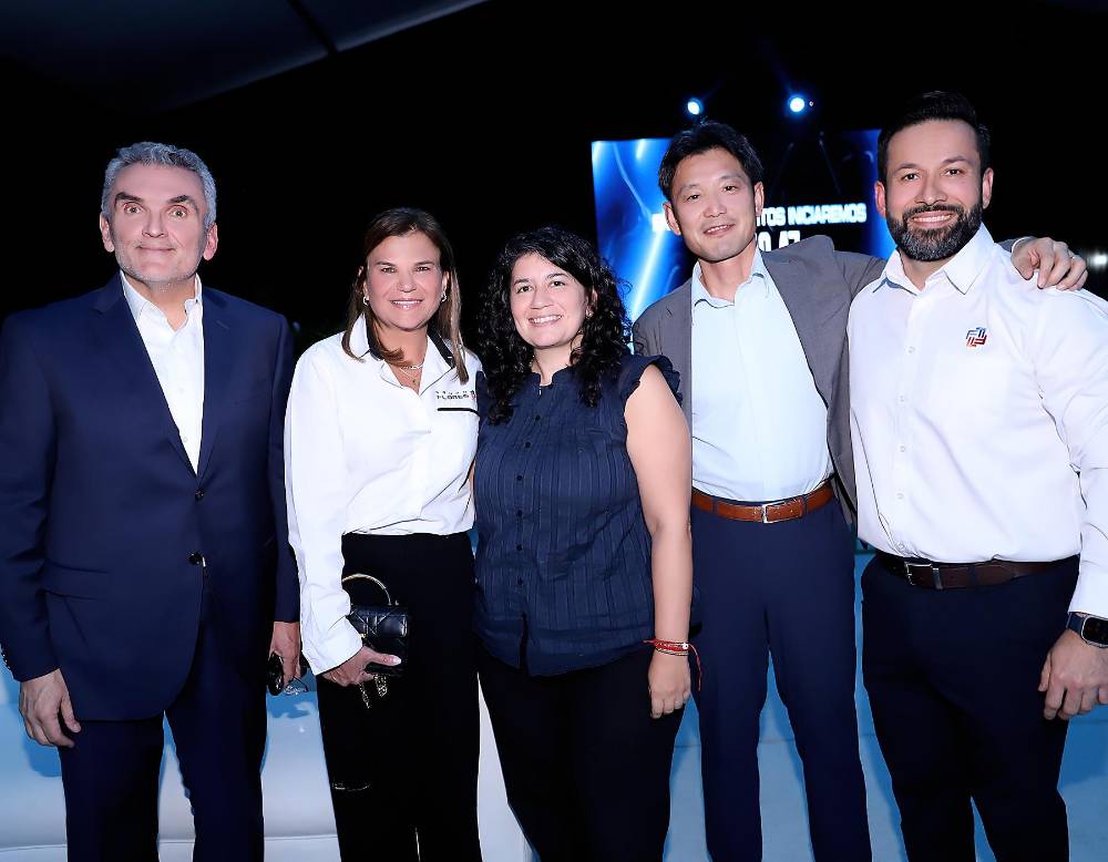 En una noche que combinó innovación, diseño y visión de futuro, Grupo Flores presentó en Tegucigalpa la nueva generación del Toyota RAV4 Hybrid 2027, uno de los SUV más emblemáticos de Toyota. El lanzamiento reunió a invitados especiales, clientes y entusiastas del mundo automotriz para descubrir un modelo que no solo evoluciona en estética y tecnología, sino que también responde a las nuevas demandas de movilidad sostenible en el país. Con esta apuesta, la marca reafirma su compromiso con la innovación y con acompañar el estilo de vida de los hondureños en cada trayecto. En la foto: Thibaud Aymeric, Aline Flores, Perla Abraham,Tedsuhito Tsuji y Antonio Palacio.