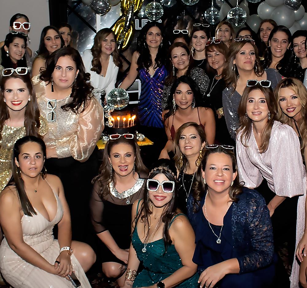 La cumpleañera Claudia Kattán de Jordán junto a sus amigas.
