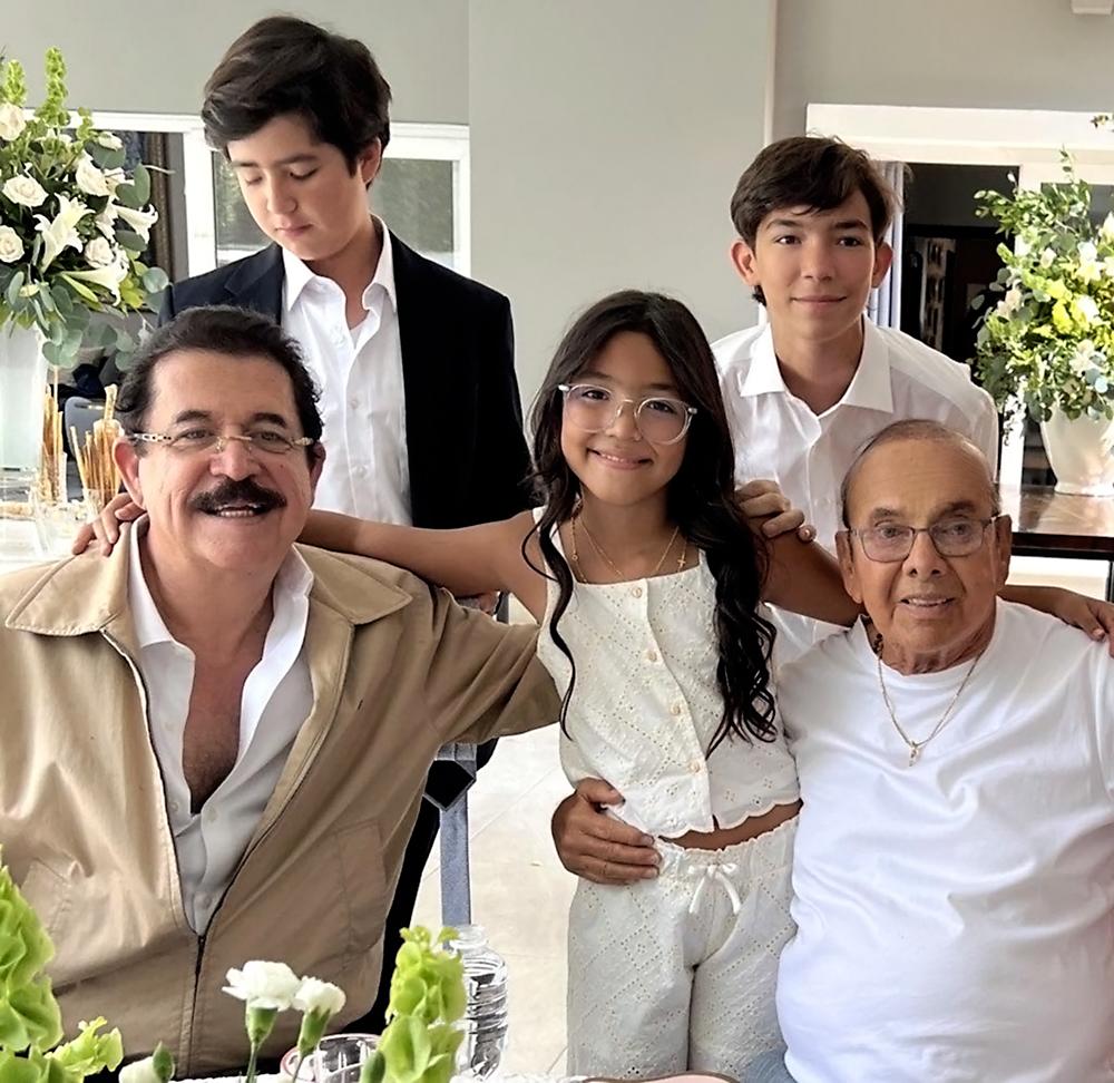 La familia Zelaya Kafati celebró el sacramento de Raquelle Edith en una cálida reunión