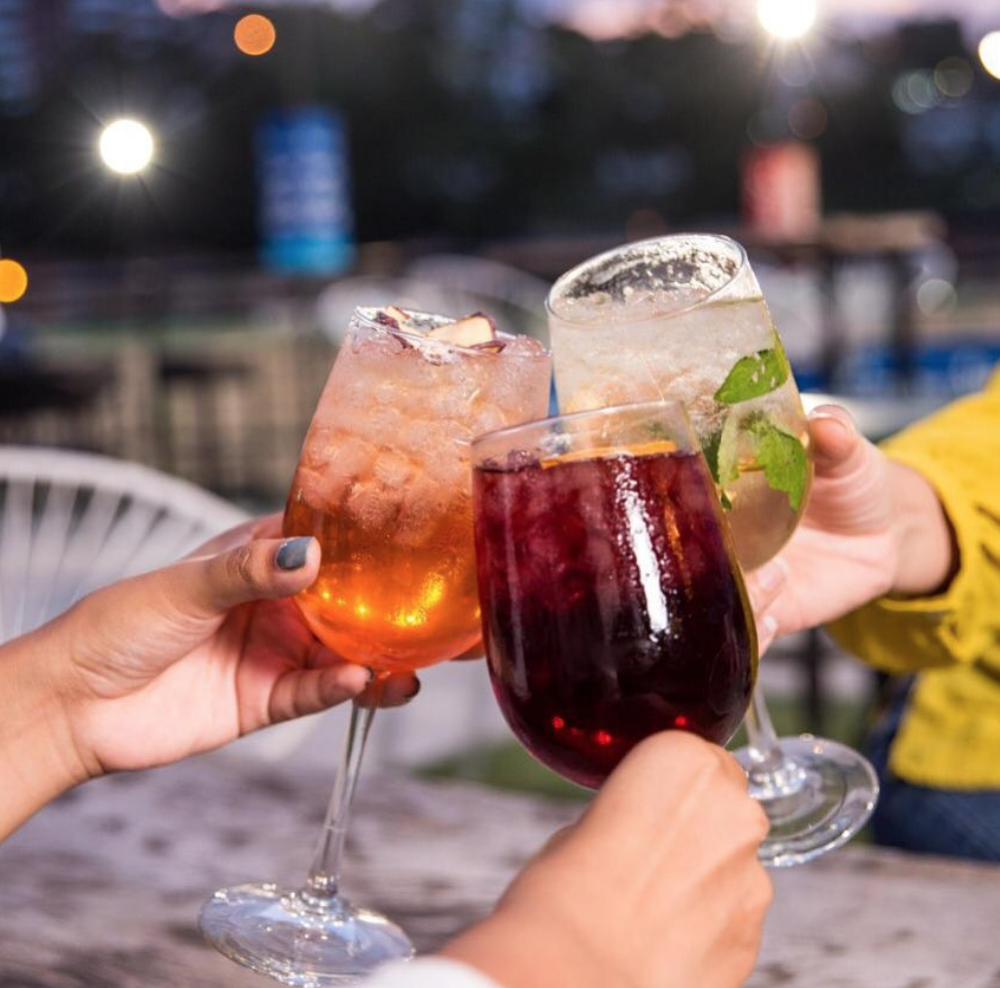 Sumatra Bistro &amp; Café es perfecto para ir después del trabajo a disfrutar de tu trago favorito o cenar un plato delicioso. ¡Tienen una gran variedad en platos, bebidas y, por supuesto, café! No solo es perfecto para una tarde con amigos, pues también puedes disfrutar y ver algún partido de tenis ya que está ubicado en el Lomas Club Deportivo.