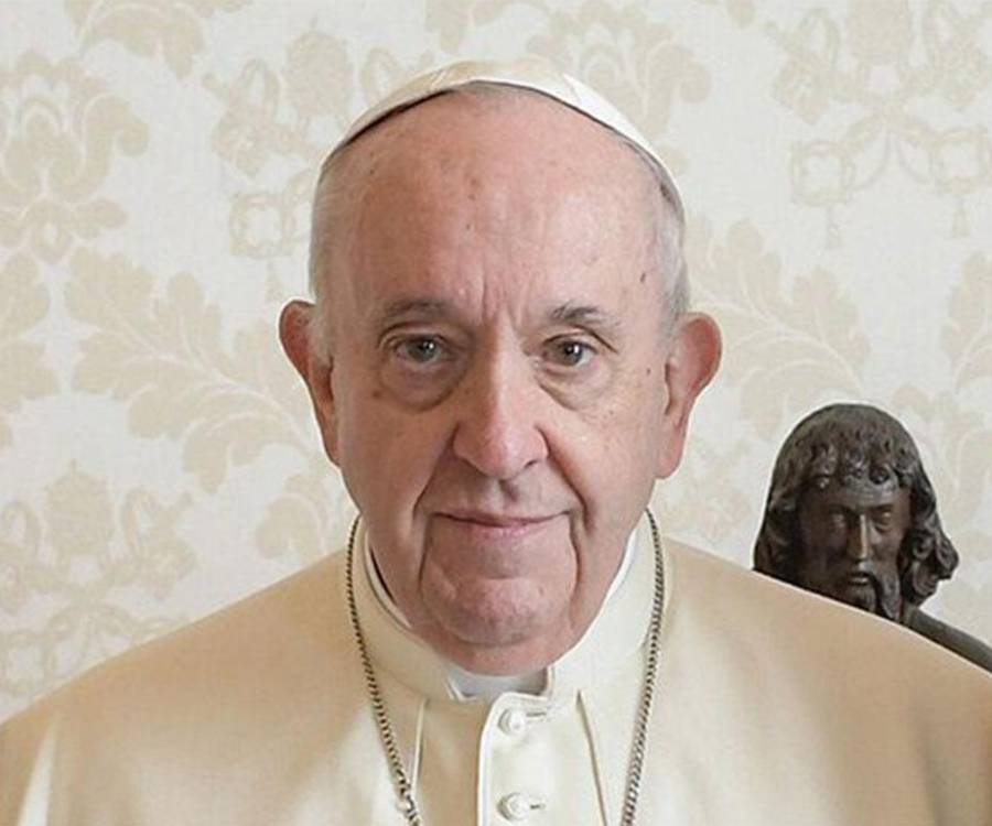 La muerte del Papa Francisco marca el inicio de uno de los procesos más tradicionales y solemnes del Vaticano: la elección de un nuevo Papa. Este procedimiento, que se realiza bajo estrictas normas y en un ambiente de total secreto, ha sido prácticamente el mismo durante siglos. Los cardenales del mundo entero se reúnen en la Capilla Sixtina para elegir al sucesor de San Pedro, un proceso que culmina con la esperada fumata blanca, señal de que ya hay un nuevo Sumo Pontífice. A continuación, te contamos paso a paso cómo funciona este ritual lleno de simbolismo y tradición.