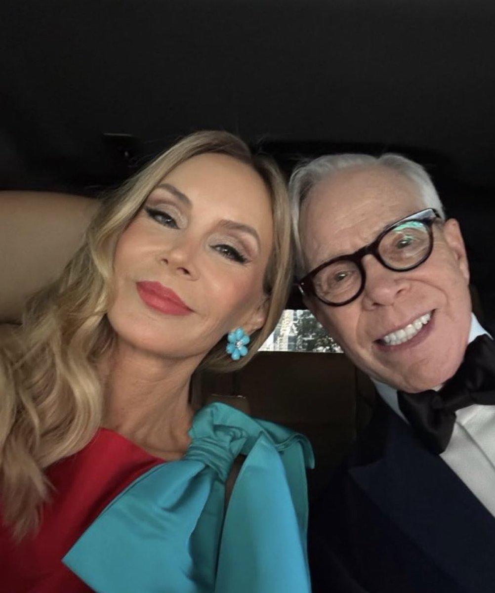El lazo con Tommy Hilfiger surge de la conexión con Gigi Hadid, quien ha sido colaboradora de la casa de moda en diferentes ocasiones. El diseñador fue acompañado de Dee Ocleppo, su esposa.
