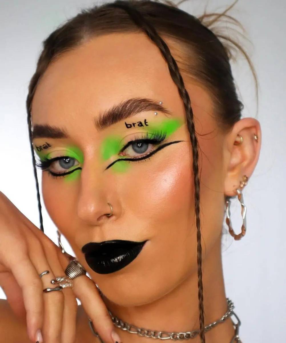 Inspirado en el glamour brat característico de Charli XCX, este look vibrante es perfecto si quieres un look de Halloween no tan elaborado. Utiliza sombras verde neón junto con delineador de ojos fino para crear una apariencia llamativa.