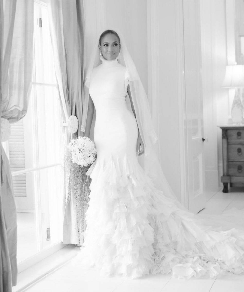 Jennifer López se vio más que hermosa durante su segunda boda con Ben Affleck. Como la celebración duró tres días, la estrella nos dio tres espectaculares looks que nos robaron el aliento. Aquí te dejamos algunos detalles de sus vestidos de novia.