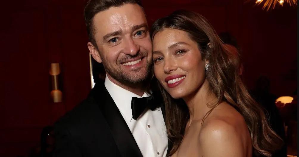 Justin Timberlake y Jessica Biel se conocieron en 2007 y su romance tuvo momentos difíciles, incluyendo una separación en 2011. Sin embargo, se reconciliaron, se comprometieron en 2012 y se casaron en Italia. Han formado una sólida familia con dos hijos, mostrando que la perseverancia puede llevar a una relación duradera.