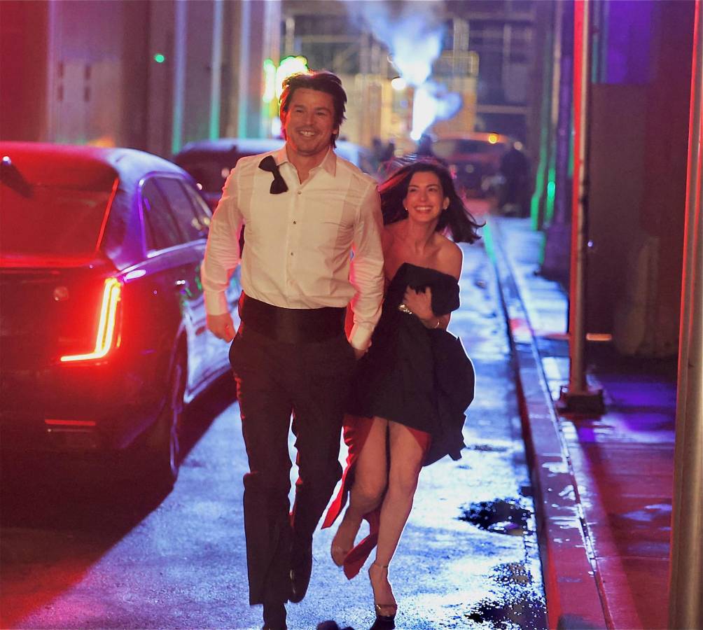 Un manuscrito, muchas mentiras: Hathaway se mueve aquí como la pieza clave de un rompecabezas retorcido.