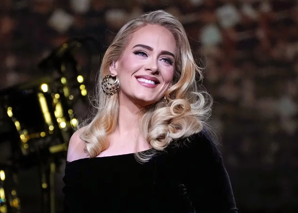 Durante su <a rel="nofollow" href="https://vm.tiktok.com/ZMjG2CpLG/">concierto en Las Vegas</a>, <b>Adele</b> tomó un emotivo momento para honrar a Perry, elogiando su valentía al compartir abiertamente su lucha contra las adicciones y su camino hacia la sobriedad.