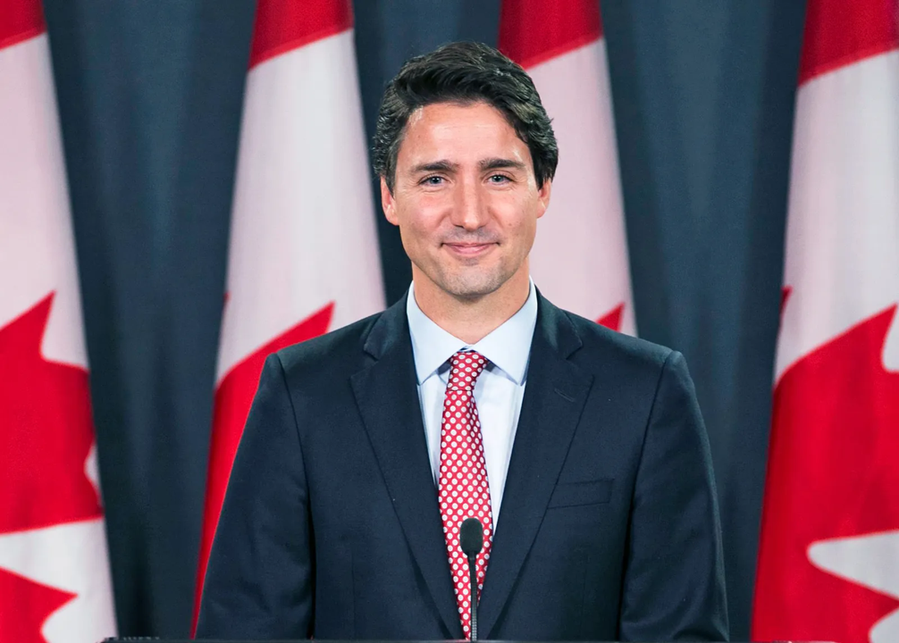El primer ministro canadiense, <b>Justin Trudeau</b>, expresó su pesar por la pérdida del actor Perry, con quien compartió la escuela primaria. En una emotiva <a rel="nofollow" href="https://twitter.com/JustinTrudeau/status/1718466252769804657?ref_src=twsrc%5Etfw%7Ctwcamp%5Etweetembed%7Ctwterm%5E1718466252769804657%7Ctwgr%5Ed29ab38375dd6f9395f647186662f702ee0bad87%7Ctwcon%5Es1_&amp;ref_url=https%3A%2F%2Fcnnespanol.cnn.com%2F2023%2F10%2F29%2Ffamosos-reaccionan-muerte-actor-matthew-perry-friends-orix%2F">publicación</a> en la plataforma X (anteriormente Twitter), recordó con cariño su amistad y destacó el impacto positivo de Perry en la industria del entretenimiento.“El fallecimiento de Matthew Perry es impactante y triste. Nunca olvidaré los juegos escolares a los que solíamos jugar y sé que la gente de todo el mundo nunca olvidará la alegría que él les brindó. Gracias por todas las risas, Matthew. Fuiste amado y te extrañaremos”.