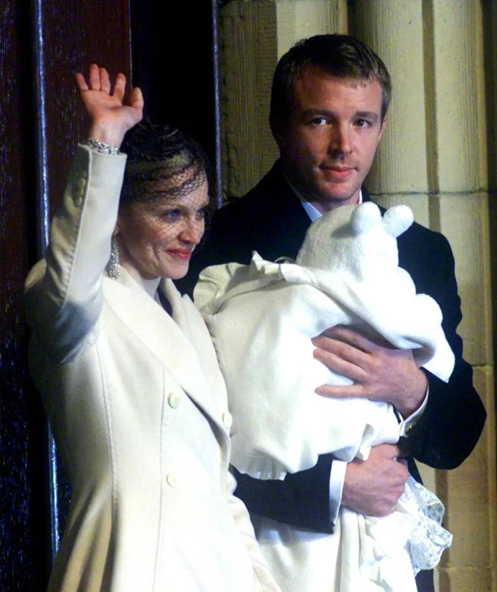 Madonna junto a su entonces esposo Guy Ritchie, 11 años menor que ella, quien lleva en brazos a su hijo, Rocco Ritchie