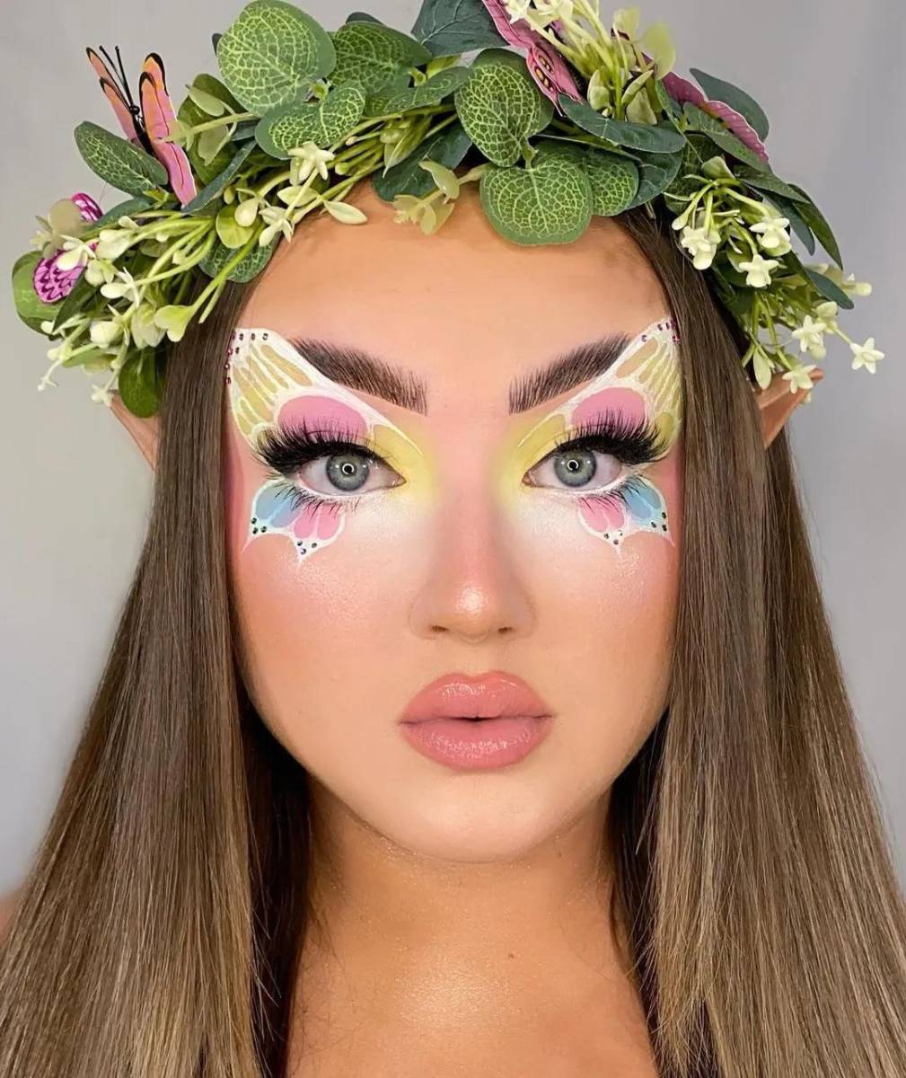 Si andas en mood de ser un hada mágica, este maquillaje de ojos inspirado en mariposas es ideal. Puedes lograr este look impresionante con maquillaje u optar por stickers que simulan alas de mariposas.