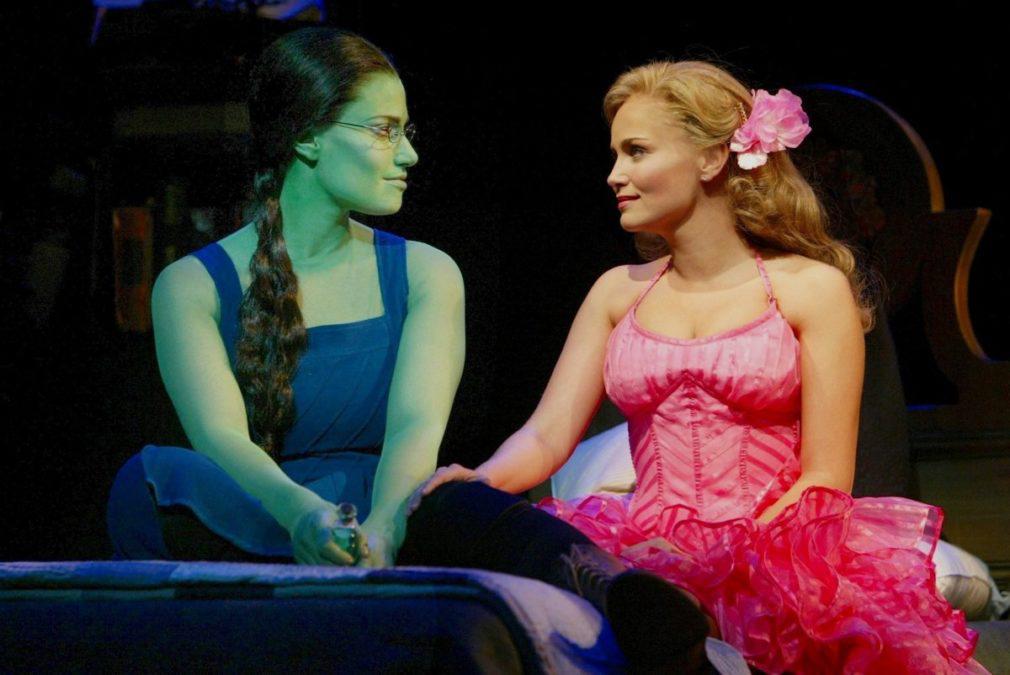 <b>Wicked: The Musical (2003 - Presente)</b>Basado en la novela de Gregory Maguire, <i>Wicked</i> cuenta la historia de la amistad entre Elphaba (la futura Bruja Malvada del Oeste) y Glinda. Esta precuela redefine a los villanos y héroes de la historia, revelando una perspectiva diferente del mundo de Oz. Su éxito en Broadway llevó a la producción de una esperada adaptación cinematográfica protagonizada por Cynthia Erivo y Ariana Grande.