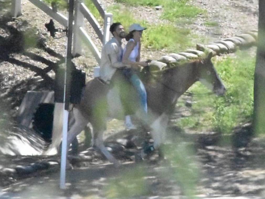 Oh, el amor está en el aire para Bad Bunny y Kendall Jenner. Un mes después de haber confirmado su romance al ser vistos besándose, la pareja otra vez enciende las alarmas al aparecer en una romántica cita montando a caballo en el Hidden Hills Equestrian Center en Alabama.