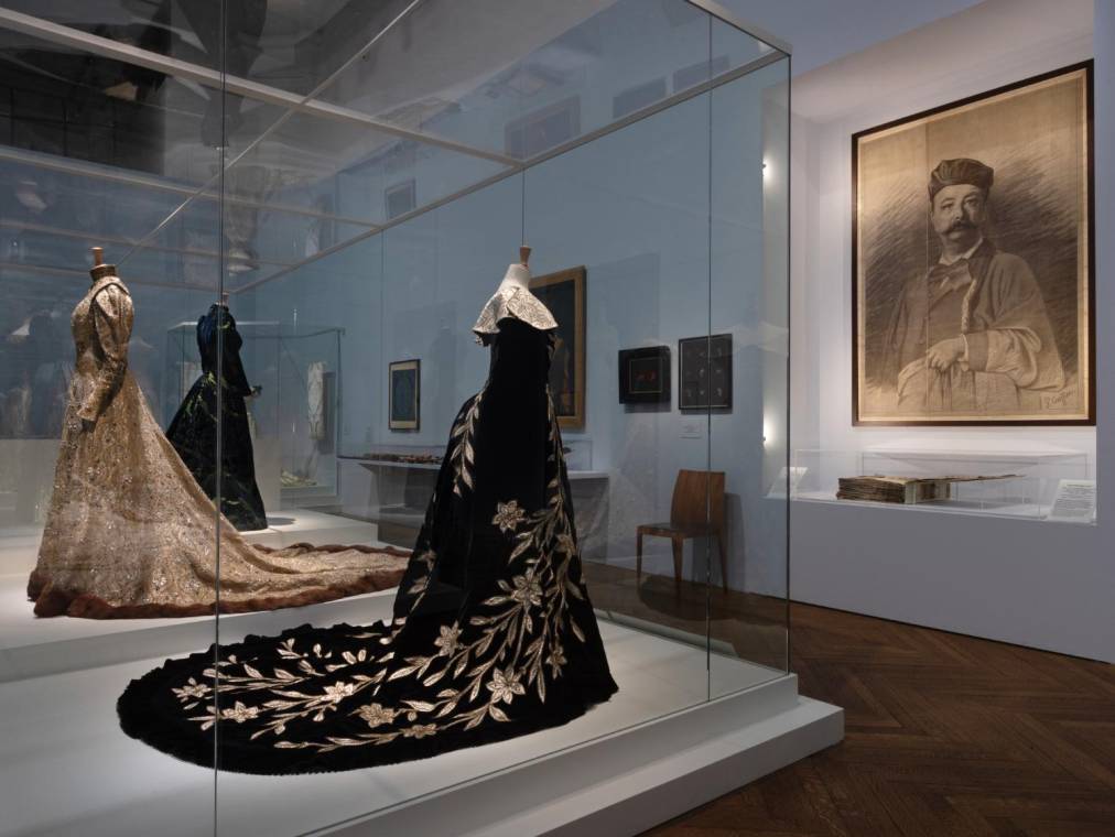 Una exposición en París muestra diseños de Charles Worth, considerado el padre de la Alta Costura, que nació hace 200 años, destinado a revolucionar el universo de la moda. Fue el primero en presentar un desfile y en incluir su apellido en la etiqueta de cada prenda.