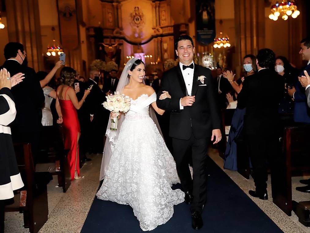 Los felices novios saliendo el altar