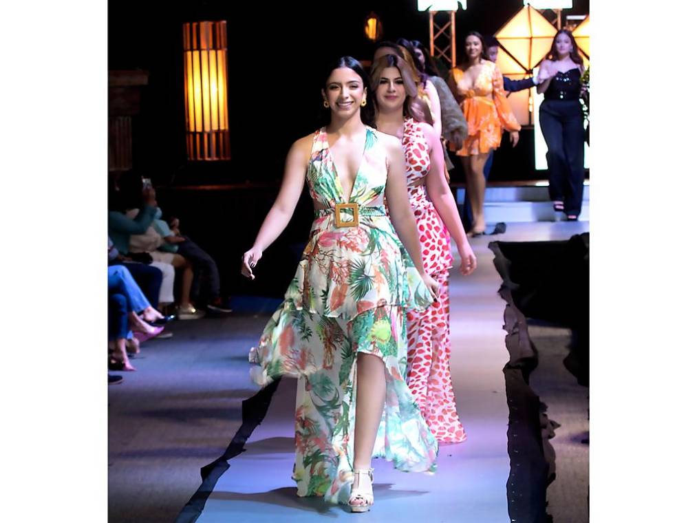 Los estudiantes de la generación 2022 de la Escuela Internacional Sampedrana, dejaron los uniformes y por una noche fueron modelos al desfilar en la pasarela instalada en el interior del Cafetorium de la institución en lo que fue el Fashion Show “Dream a little dream of me”.