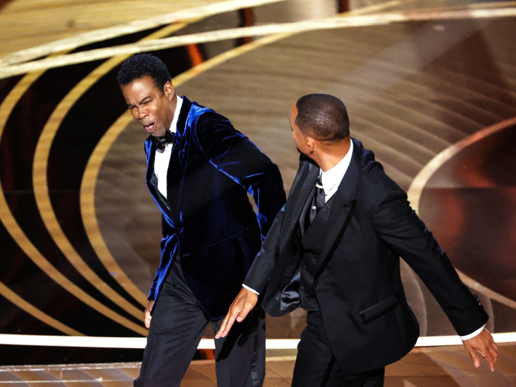 Una noche amena y con muchas risas se desarrolló en la ceremonia de los Premios Óscar 2022, pero de un momento a otro los ánimos cambiaron. Chris Rock hizo un chiste fuera de lugar sobre Jada Pinkett-Smith, la esposa de Will Smith, por lo que el actor salió al escenario a defenderla dándole gran cachetada a Chris. Si bien la situación fue delicada, los memes se hicieron presentes ante este momento y es por ello que te dejamos los mejores en la siguiente fotogalería.