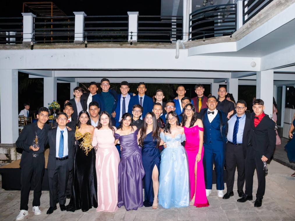 Una velada cargada de encanto fue la que vivieron los estudiantes de último año del Instituto San Miguel durante su esperada fiesta de graduación. La festividad comenzó con el tradicional desfile de padres e hijos, un emotivo preludio que dio paso a una elegante recepción en el impresionante escenario de Cocoview, en Valle de Ángeles.