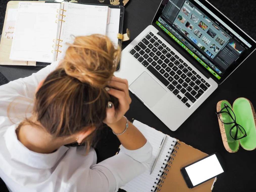 Aunque trabajar a control remoto ofrece más flexibilidad y libertad, la falta de contacto social puede hacer que algunos empleados se sientan aislados, es necesario cuidar el bienestar emocional. Aquí te brindamos 5 tips para superar la depresión