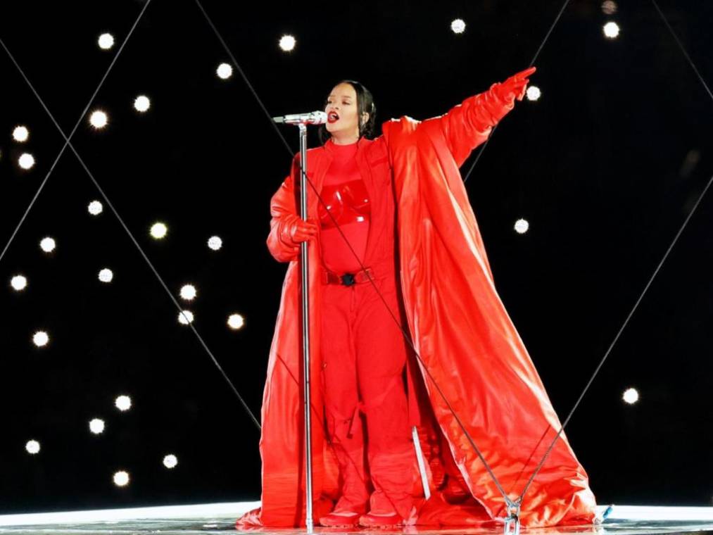 Después de estar ausente de los escenarios por más de cinco años, la cantante y empresaria barbadense RIHANNA se presentó en el Halftime Show del Super Bowl LVII. Su presentación -una de los más esperados de los últimos tiempos- contó con varios de sus más grande éxitos, sin ninguna colaboración y omitiendo hits como Don’t Stop The Music, What’s My Name? y Man Down. Aquí te mostramos toda la setlits de Rihanna en esta presentación.