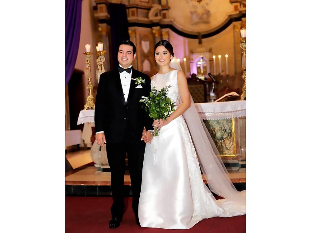 Rodeados de sus seres queridos, los novios se dieron el “sí, quiero” en la Basílica Nuestra Señora de Suyapa.