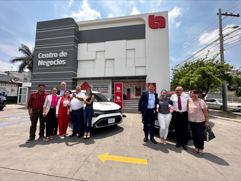 Los ganadores junto a sus familiares y ejecutivos de Banco Atlántida.