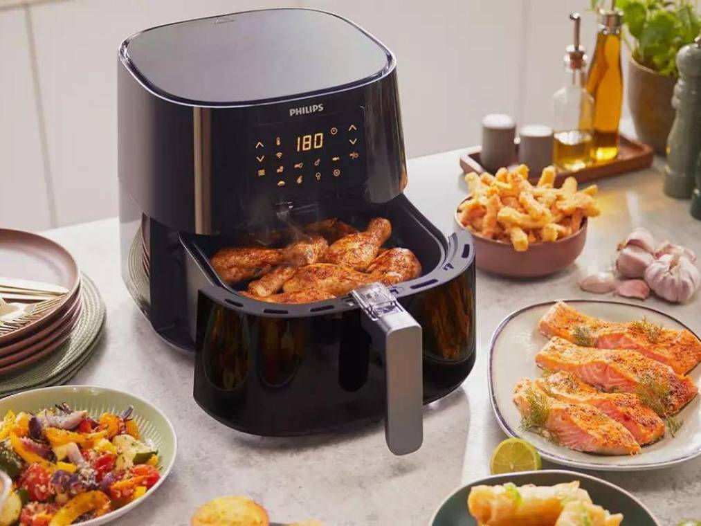 La tecnología está avanzando a pasos agigantados, y entre las más recientes innovaciones de los electrodomésticos del hogar se encuentra la freidora de aire, que probablemente te echará una mano mientras cocinas. Gracias a la airfryer ahora puedes preparar cualquiera de tus platillos favoritos de manera fácil, rápida y saludable. Descubre con esta fotogalería los múltiples beneficios que te traerá tener uno en casa.