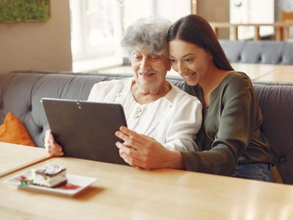 Joven diseña manual para enseñar a su abuela a utilizar una tablet