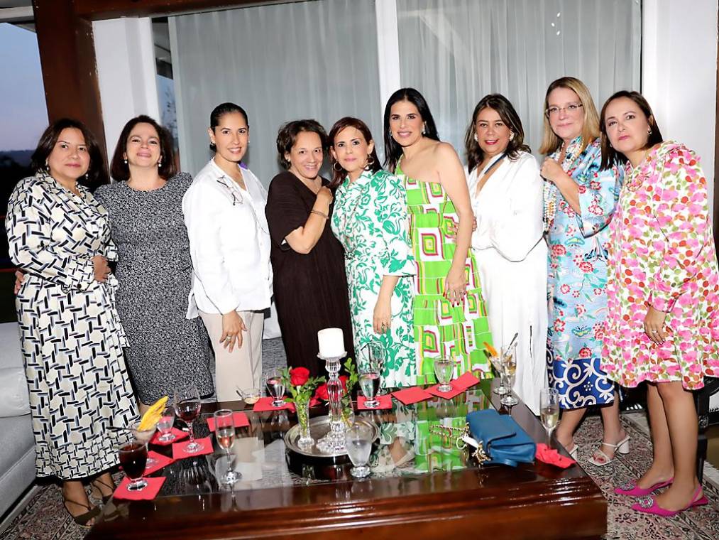 Sandra Rosana Mourra Saybe a pocos días de celebrar su enlace, fue agasajada con una inolvidable reunión en la residencia de Roxana Rivera, donde recibió infinidad de felicitaciones y obsequios por parte de todas las asistentes que también compartieron consejos para ella en esta nueva etapa.Olga García , Patricia Asfura , Allegra Medrano , Martha Argueta , Karla Asfura , Sandra Mourra, Marielina Carias , Lorena Midence y Roxana Rivera