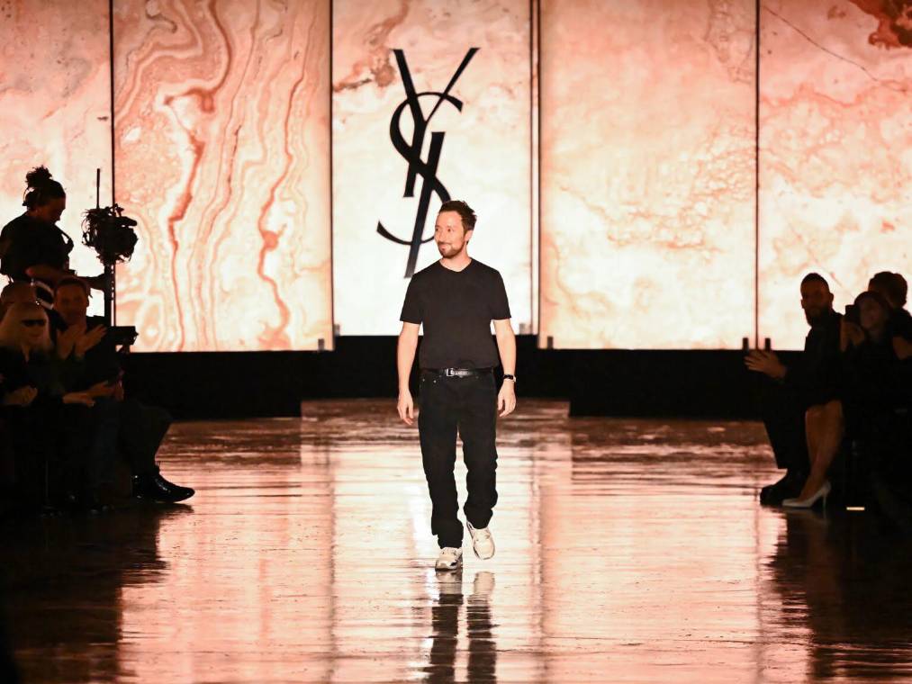 Un legado de diez años: El diseñador belga Anthony Vaccarello se despide de Saint Laurent tras liderar una de las etapas más emblemáticas de la maison.