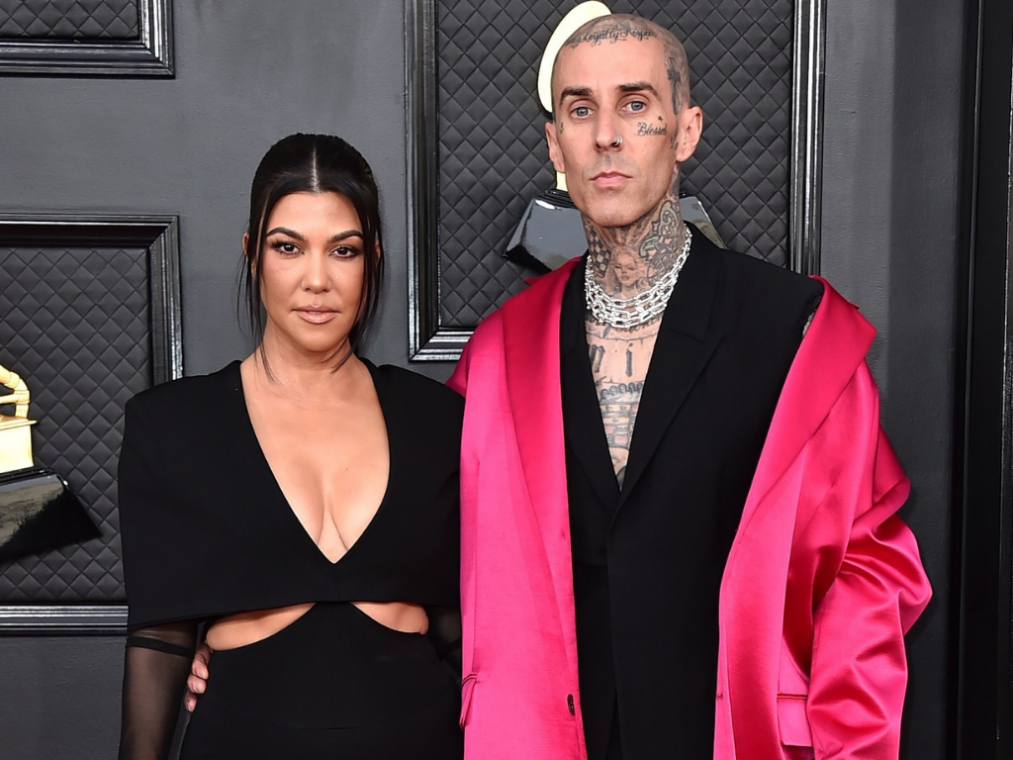 ¡Es oficial! Kourtney Kardashian y Travis Barker se casaron en una ceremonia secreta en Las Vegas el pasado 3 de abril, dejando impactados a todos sus fanáticos. Pese a que ambos iniciaron como amigos cercanos, su amor ha sido uno de los más dulces e intensos que hemos visto a lo largo de 2022. Por eso, aquí te dejamos una línea de tiempo de su romance.