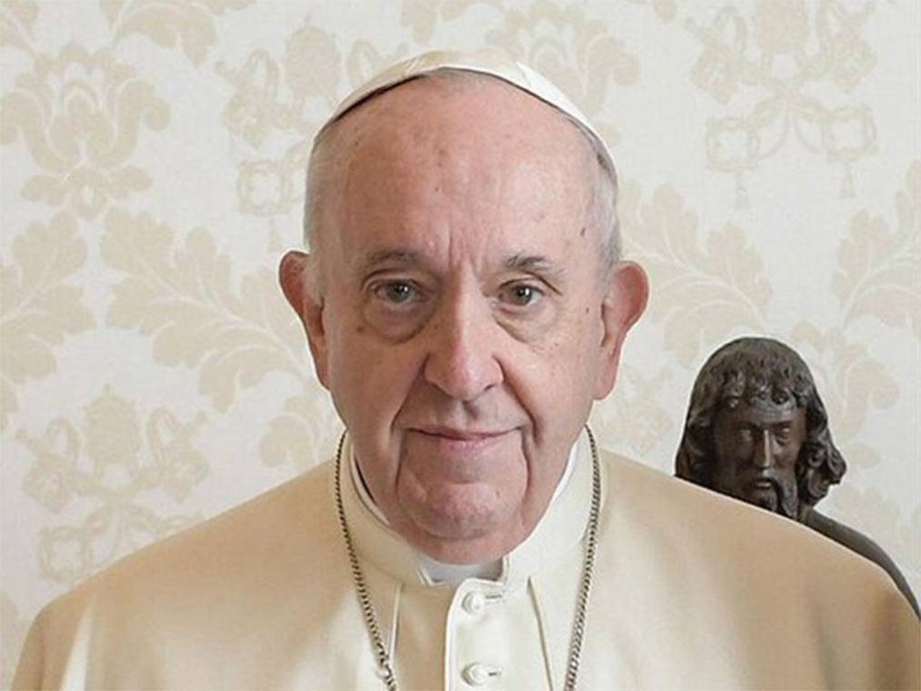 La muerte del Papa Francisco marca el inicio de uno de los procesos más tradicionales y solemnes del Vaticano: la elección de un nuevo Papa. Este procedimiento, que se realiza bajo estrictas normas y en un ambiente de total secreto, ha sido prácticamente el mismo durante siglos. Los cardenales del mundo entero se reúnen en la Capilla Sixtina para elegir al sucesor de San Pedro, un proceso que culmina con la esperada fumata blanca, señal de que ya hay un nuevo Sumo Pontífice. A continuación, te contamos paso a paso cómo funciona este ritual lleno de simbolismo y tradición.