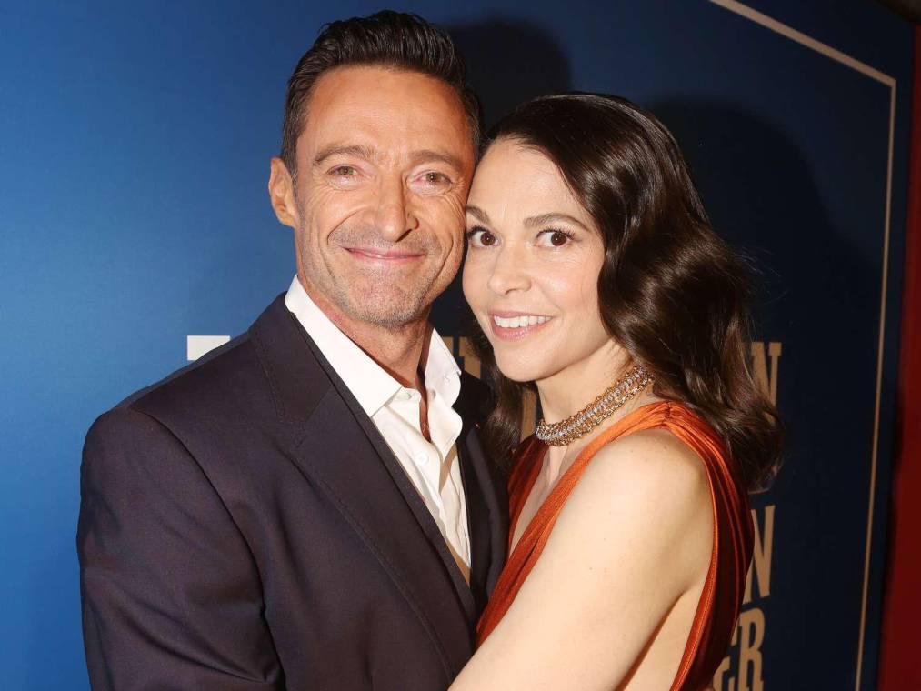 Hugh Jackman y Sutton Foster, dos de las estrellas más destacadas de Broadway, han dado un paso adelante en su relación al confirmar públicamente su romance. Tras haber trabajado juntos en la exitosa obra <i>The Music Man</i> y enfrentar cambios significativos en sus vidas personales, la pareja ha captado la atención de los medios y sus seguidores al mostrarse juntos en público, marcando un nuevo capítulo en sus historias personales y profesionales.