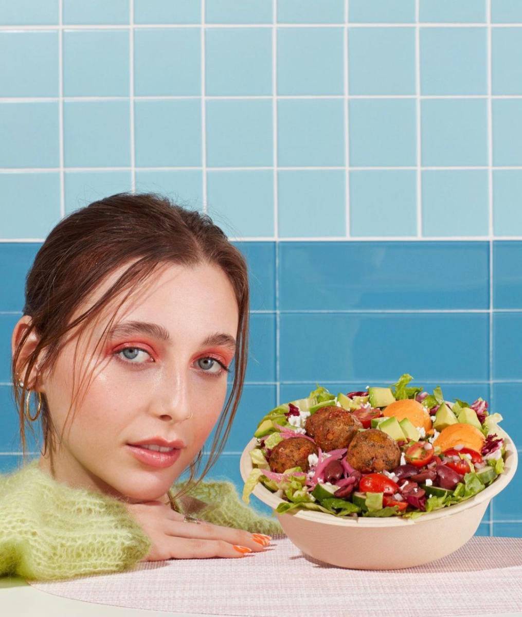 Los padres de Emma Chamberlain la educaron como vegetariana, y esta elección de estilo de vida continúa hasta el día de hoy. Emma ha mantenido su compromiso con una dieta libre de carne y ha hablado abiertamente sobre su experiencia en varios de sus videos. Incluso, en uno de ellos, documentó de manera divertida y honesta su primera vez probando chicken nuggets, lo que generó gran interés entre sus seguidores.