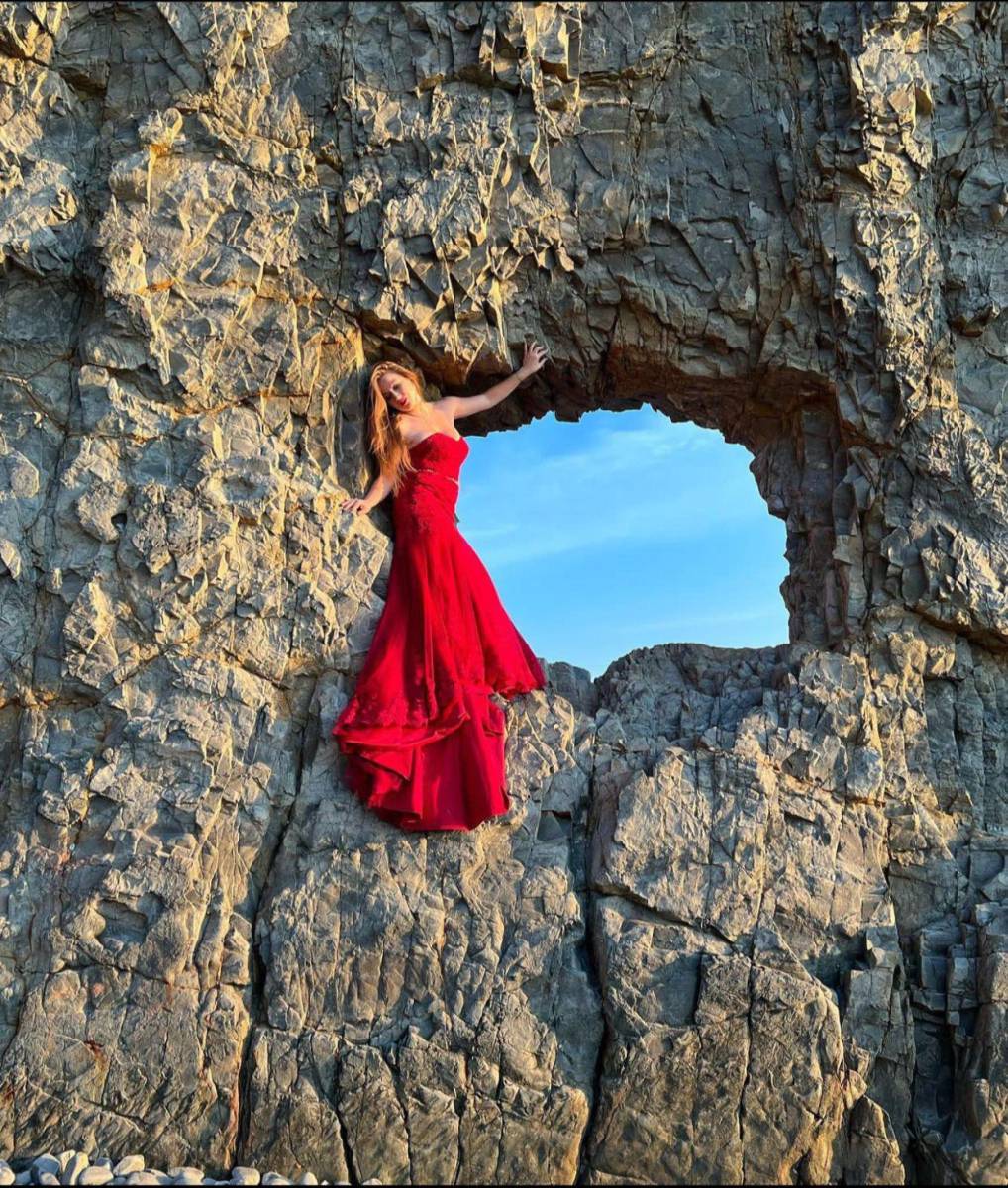La influencer en ocasiones subestimaba el riesgo al posar en entornos peligrosos, como lo demostraba una fotografía tomada sobre la “Roca Parus”, en la costa rusa, donde presumía de haber subido con tacones y una cola de dos metros.