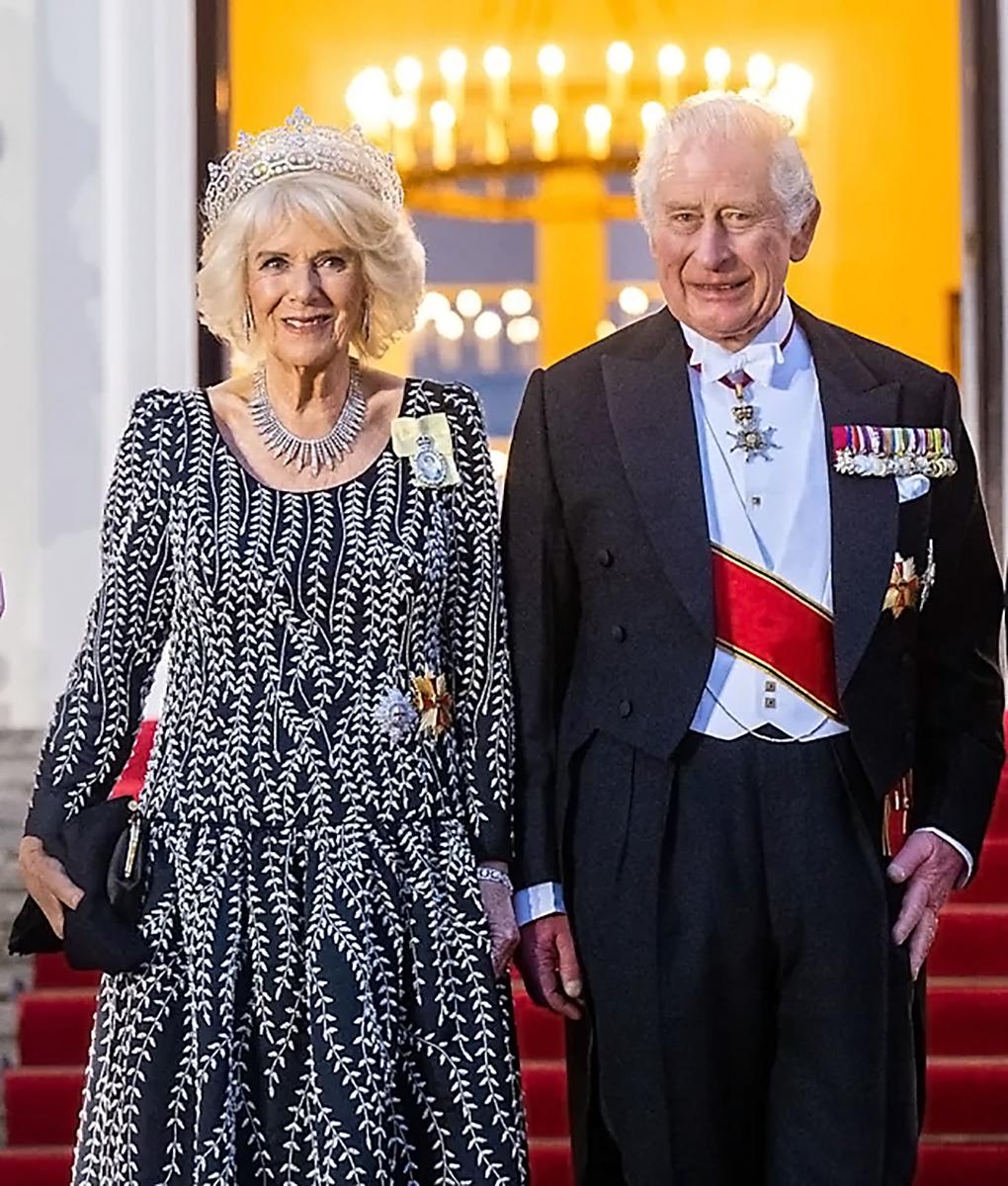 Camila, esposa del rey Carlos III, ha pasado años en la sombra. Ahora, a sus 75 años, da sus primeros pasos internacionales como reina consorte durante la visita de Estado que la pareja real realiza en Alemania. Durante el banquete oficial lució un diseño de Bruce Oldfield, joyas de Boucheron y una tiara que perteneció a la reina Isabel 