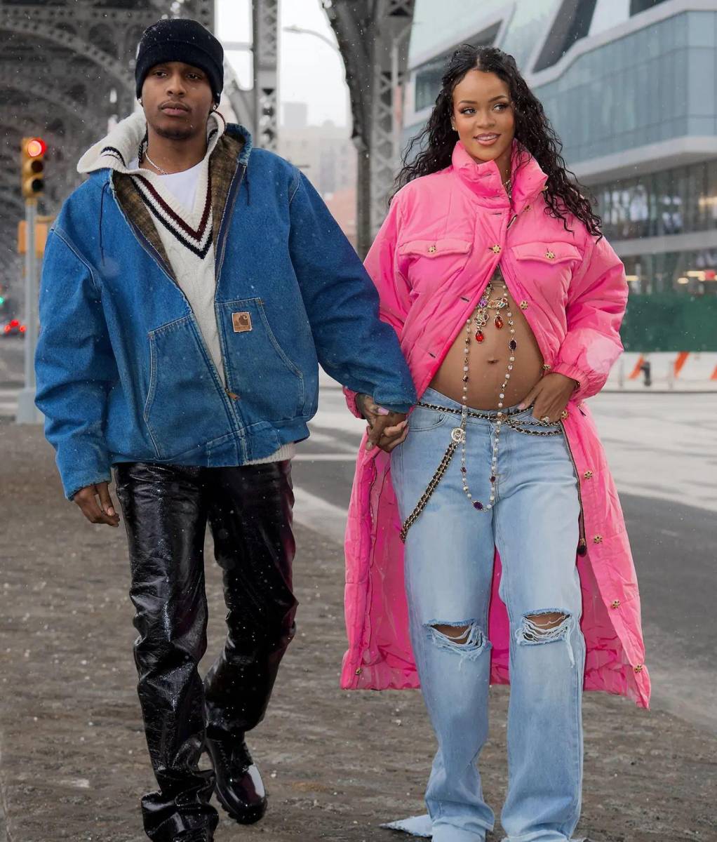 <b>Rihanna anuncia su embarazo</b>El año inició con una gran noticia: Rihanna reveló que estaba embarazada con un increíble photoshoot en Nueva York. Pero no paró ahí, pues a lo largo de su embarazo la cantante nos dio fashion moments dignos de una diva. Su hijo nació en mayo, y aunque todavía no se conoce su nombre, ya sus fans lo amamos. 