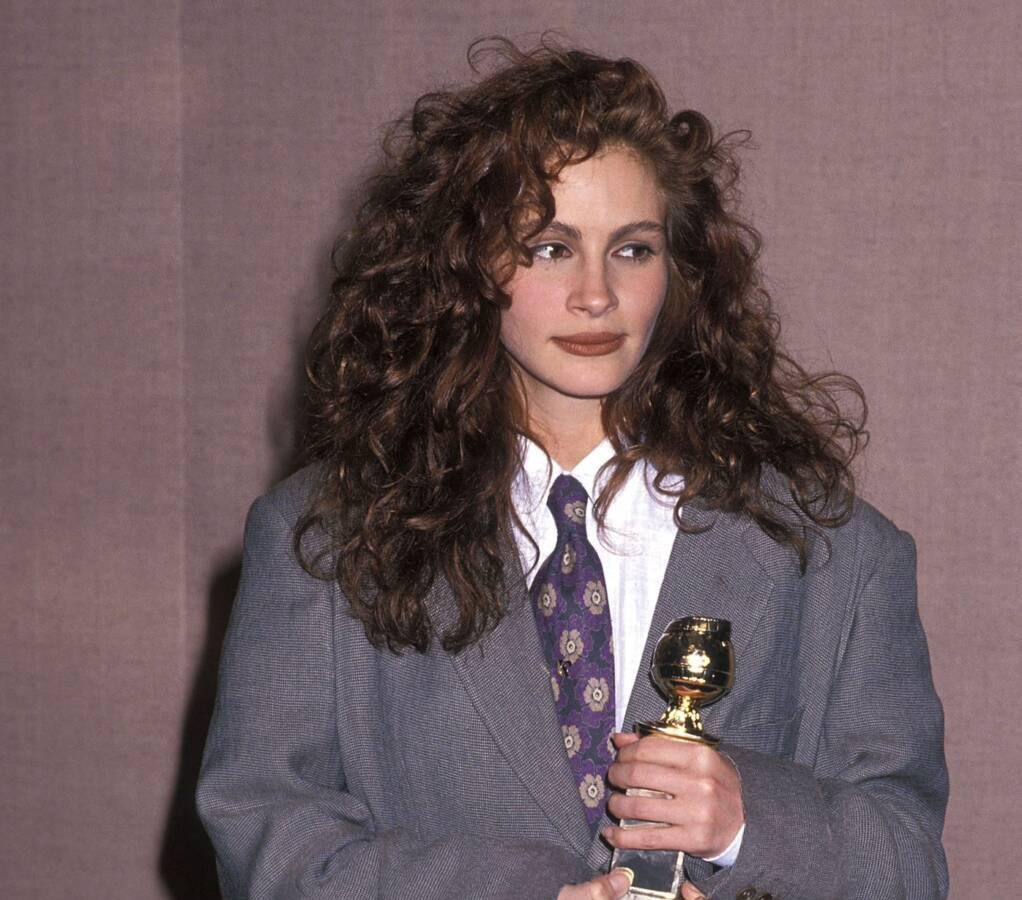 Julia Roberts de entonces 23 años asistió a la gala de los Golden Globes de 1990 ataviada en un traje masculino de Armani, comenzando así la reinvención del power suit