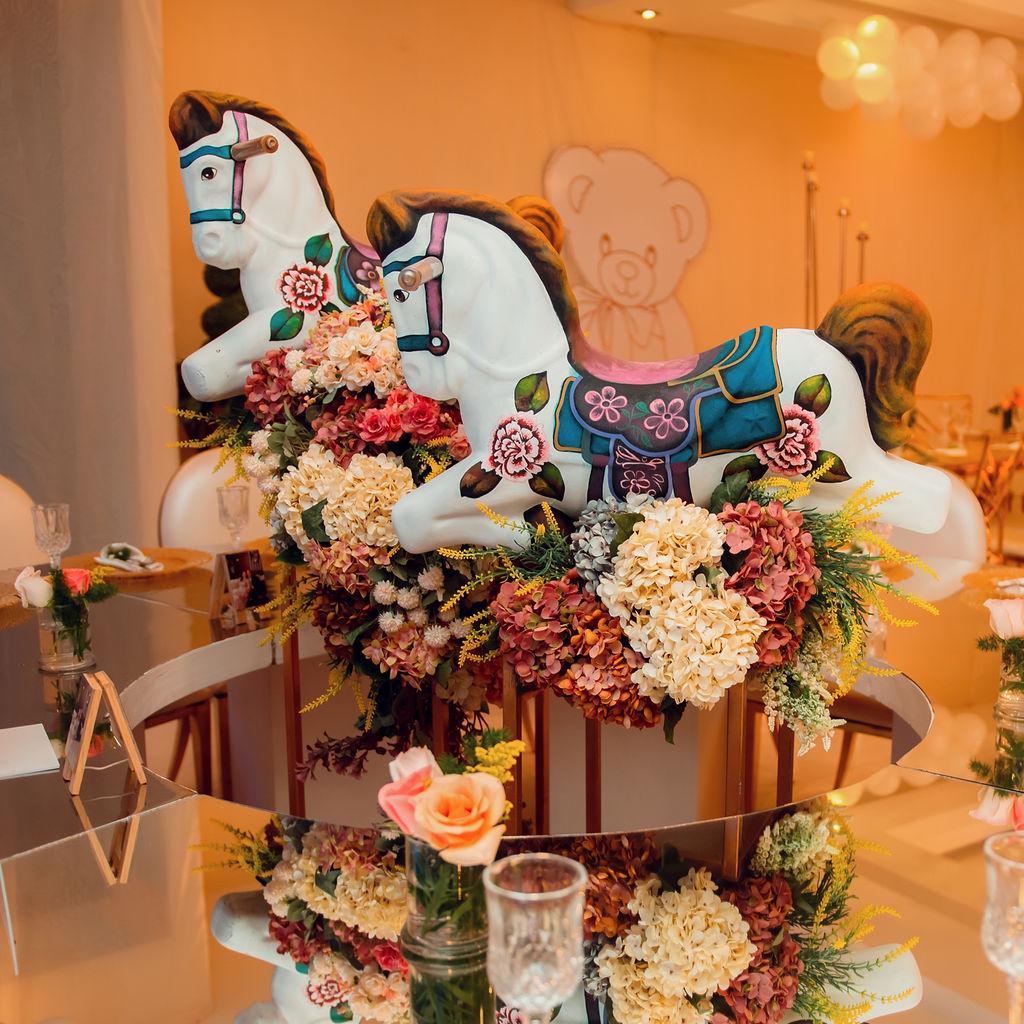 Delicados carruseles daban la bienvenida a los invitaciones para esa emocionante reunión