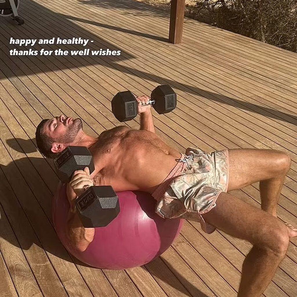 Tras el incidente, el protagonista de High School Musical quiso tranquilizar a sus seguidores. Publicó una foto en Instagram donde se le ve levantando pesas al aire libre, con el mensaje: “Feliz y saludable. Gracias por los buenos deseos”.