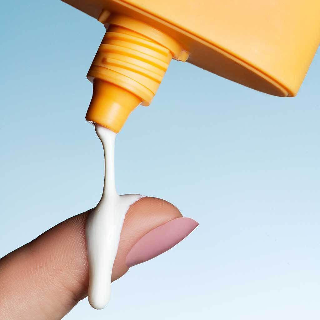 Hoy en día, muchos productos combinan ambas funciones, ofreciendo protección completa contra los rayos UVA y UVB. Más allá de la elección, lo importante es usarlo todos los días, y cada cierto tiempo hasta que lo conviertas en tu rutina de belleza. 