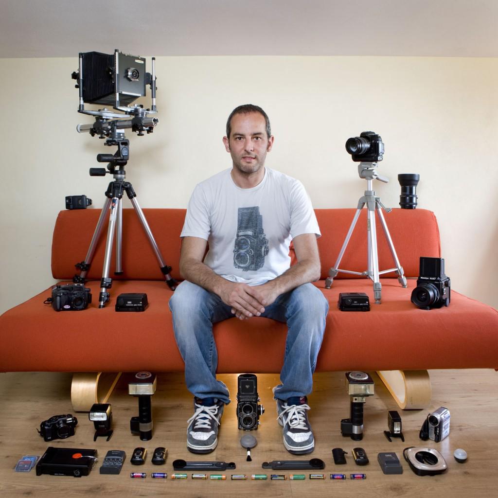 Para comenzar, en octubre la casa italiana contrató a Gabriele Galimberti para tomar las fotos de su nueva campaña navideña, Balenciaga Gift Shop. El fotógrafo es reconocido por sus proyectos Toy Stories, In Her Kitchen y The Ameriguns, donde captura a las personas con sus pertenencias más valiosas. Según él mismo, la marca de lujo le solicitó tomar las fotos de acuerdo con su estilo característico, pero la dirección de la campaña y la elección de los objetos expuestos no estaba en sus manos. Eso es un punto importante, no lo olvides. 