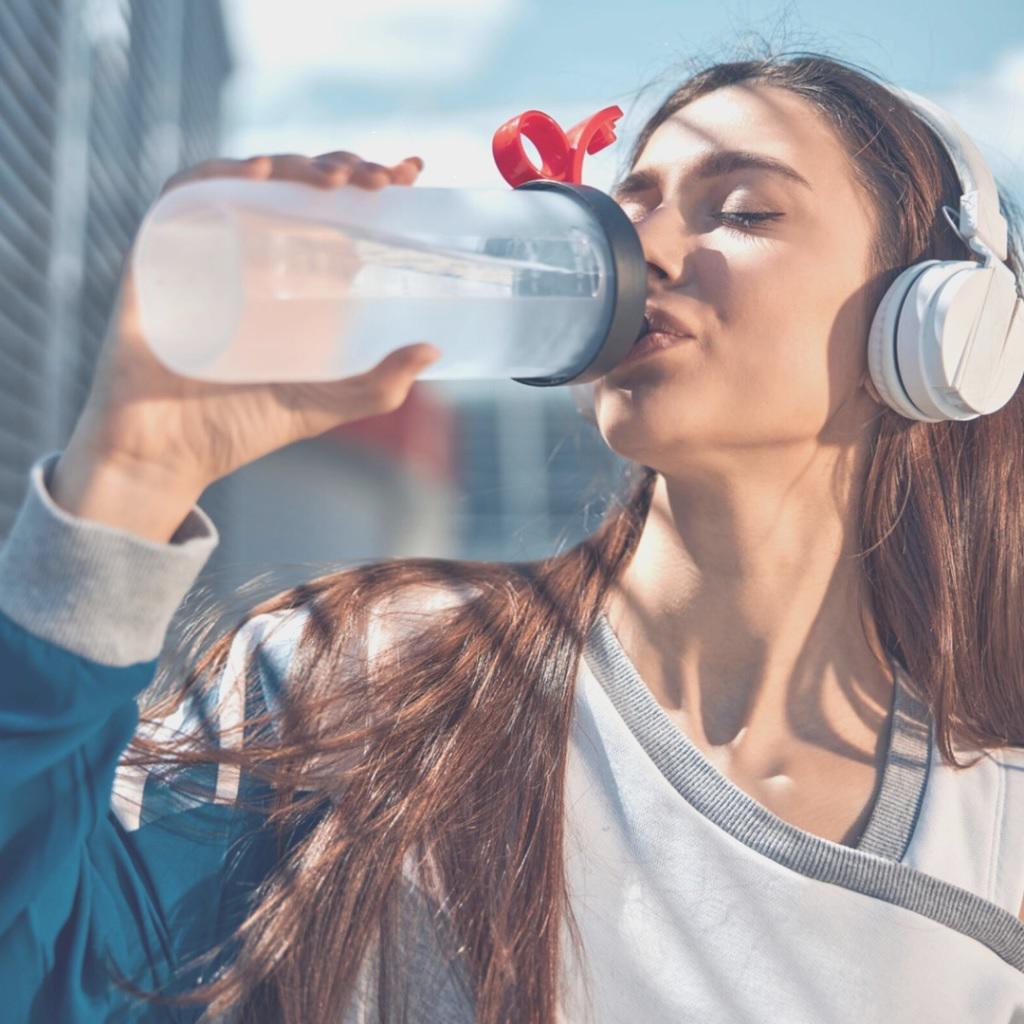  <b>1. AGUA. </b>Más sencillo, imposible. Tomar un mínimo de dos litros de agua al día será suficiente para que tu organismo resista las olas de calor. El consumo adecuado de agua permite la regulación de la temperatura corporal y el transporte de nutrientes y oxígeno a las células. Además, cuando tomamos suficiente agua ayudamos al cuerpo a eliminar los desechos, favorecemos la circulación sanguínea y ayudamos a generar energía, entre otros. 