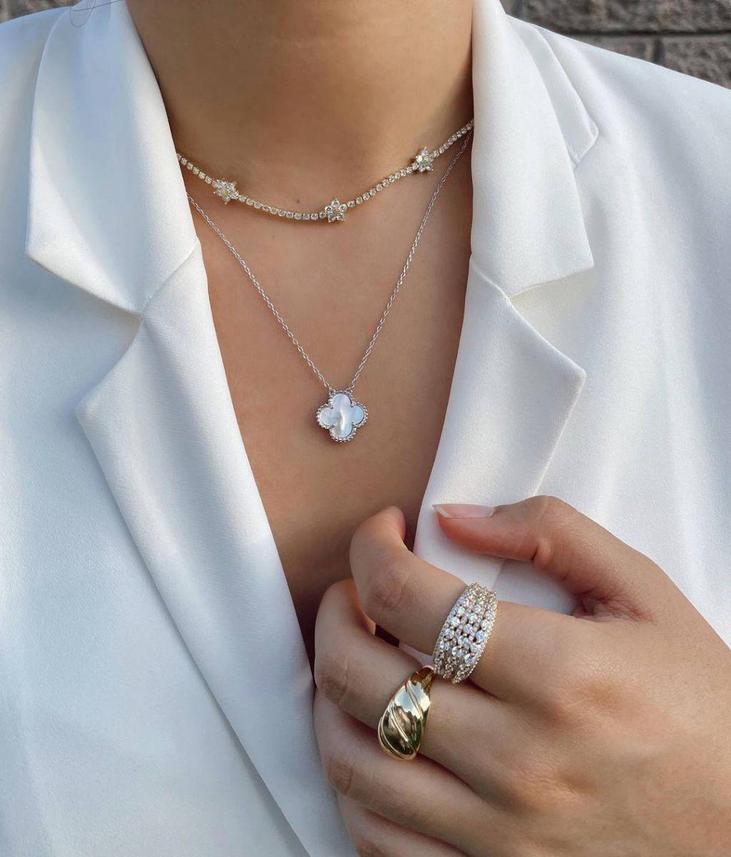 <u><b><a rel="nofollow" href="https://www.instagram.com/soleil_jewels/">Soleil Jewels</a></b></u> se erige como una marca que presenta accesorios laminados en oro, siguiendo las últimas tendencias de la moda. Sus productos destacan por su excelente calidad, brindando a la mujer moderna la oportunidad de elevar su estilo con piezas elegantes y a la vanguardia.