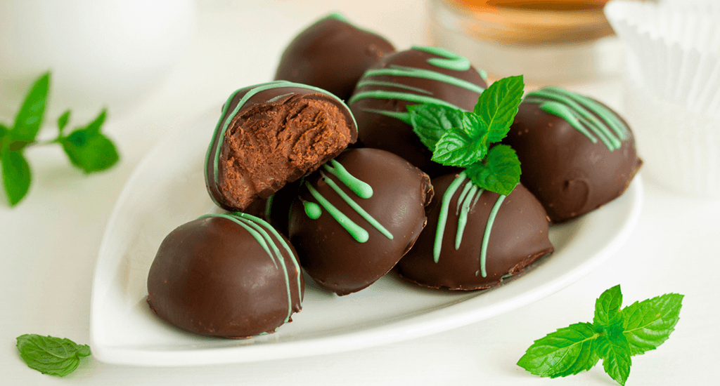 <b>Trufas de Chocolate y Menta</b>Preparación: Mezcla 200 g de chocolate derretido, 1/2 taza de crema, y esencia de menta. Refrigera hasta que esté firme. Forma pequeñas bolas y rebózalas en cacao en polvo.