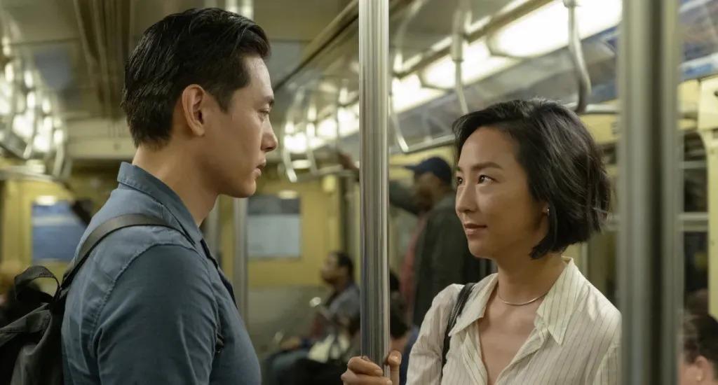 <b>Past Lives</b>Amigos de la infancia se encuentran décadas después y confrontan las realidades del destino y el amor, reflexionando sobre las decisiones que tomaron en sus vidas. Este emotivo drama romántico explora la experiencia de un inmigrante coreano mientras atraviesa Estados Unidos. Está disponible para transmisión en Showtime, Hulu y Paramount+.