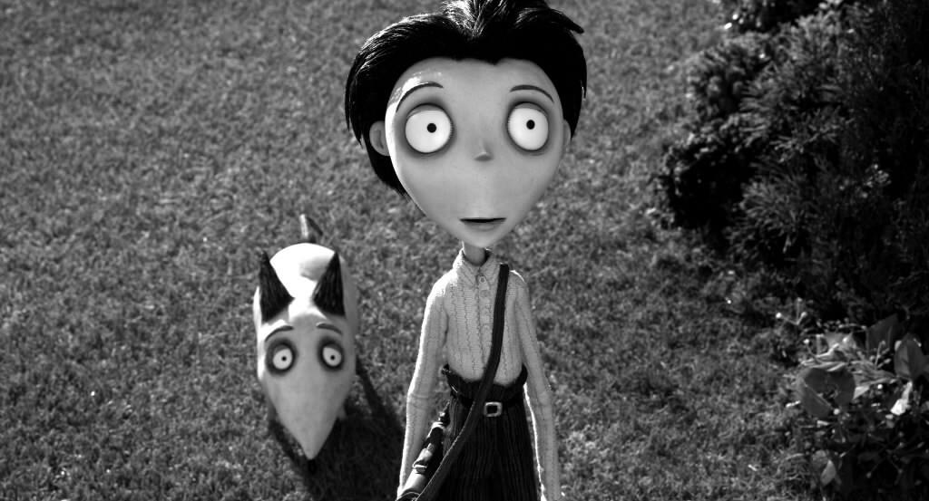 En 1984, Tim Burton trabajaba para Disney como animador y completó un cortometraje, Frankenweenie, basado en el clásico Frankenstein de Mary Shelley, sobre un niño llamado Victor Frankenstein que usa electricidad para resucitar a su Bull Terrier muerto, Sparky. Irónicamente, Disney terminó despidiendo a Tim Burton por hacer una película para niños que era demasiado aterradora, pero en 2012, Tim Burton pudo hacer una versión en 3D en stop-motion de su corto.