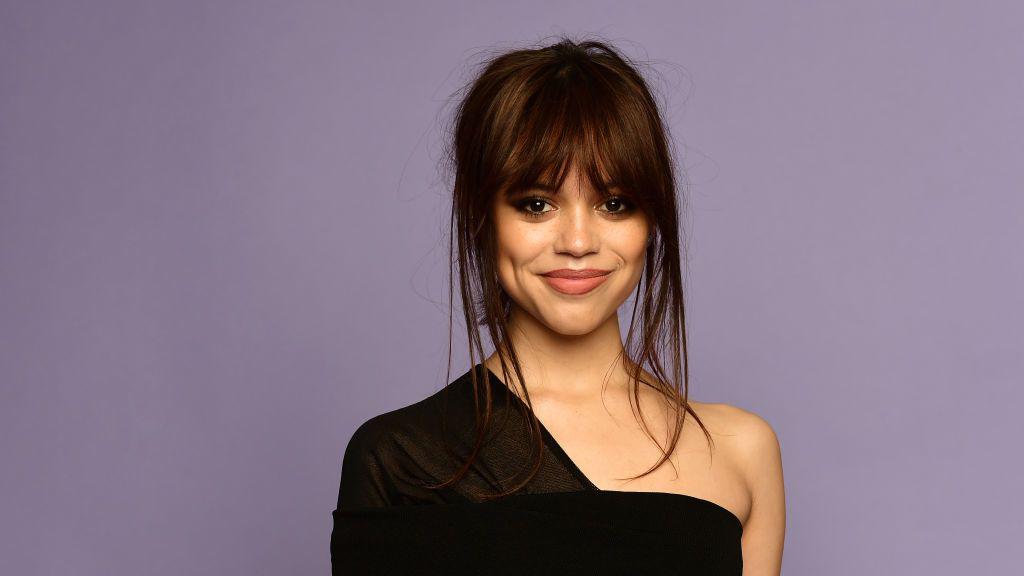 <b>Jenna Ortega</b>, una destacada figura entre las estrellas de Disney, ha alcanzado una relevancia sin precedentes después de interpretar el papel de Miércoles Addams en la serie de Tim Burton centrada en la icónica adolescente gótica de la famosa familia televisiva. Su presencia también se ha destacado en el reciente remake de la saga “Scream”, y su agenda se encuentra repleta de numerosos proyectos prometedores en el horizonte.