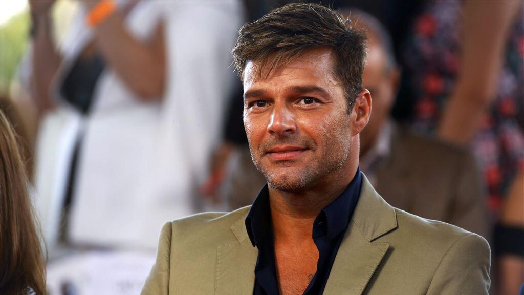 <b>Ricky Martin</b>El cantante se une a la lista de solteros. Después de su reciente separación, Ricky ha dejado claro que su enfoque está en sus hijos y en seguir compartiendo su arte con el mundo. Con su carisma y energía inigualables, este ícono sigue siendo un soltero de lujo que celebra su vida al máximo. 